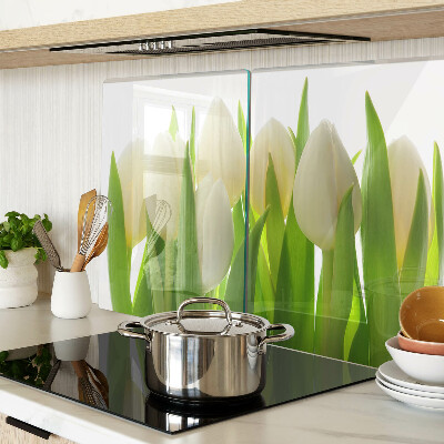 Schneidebrett glas Tulpen vor dem Hintergrund grüner Blätter