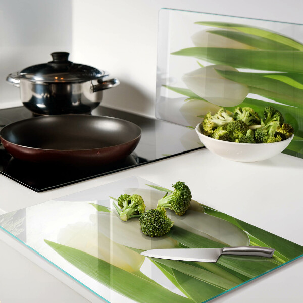 Schneidebrett glas Tulpen vor dem Hintergrund grüner Blätter