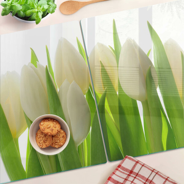 Schneidebrett glas Tulpen vor dem Hintergrund grüner Blätter
