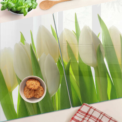 Schneidebrett glas Tulpen vor dem Hintergrund grüner Blätter