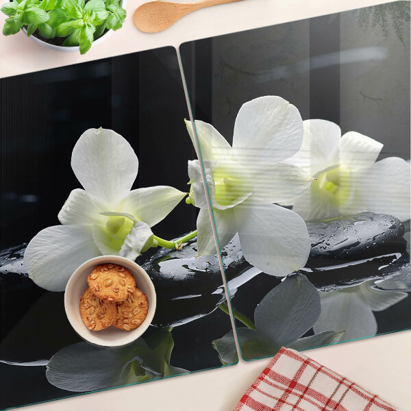 Glas schneidebrett Orchideen auf schwarzem Hintergrund