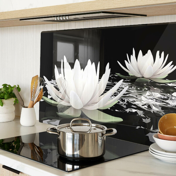 Schneidebrett aus Glas mit Seerosen auf schwarzem Hintergrund