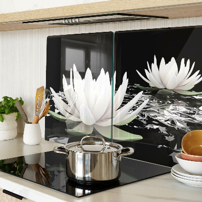 Schneidebrett glas Seerosen auf schwarzem Hintergrund