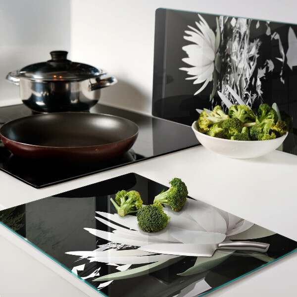 Schneidebrett glas Seerosen auf schwarzem Hintergrund