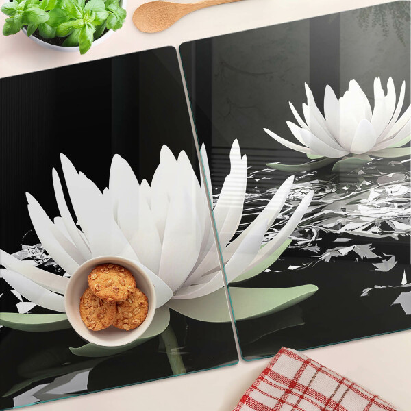 Schneidebrett glas Seerosen auf schwarzem Hintergrund