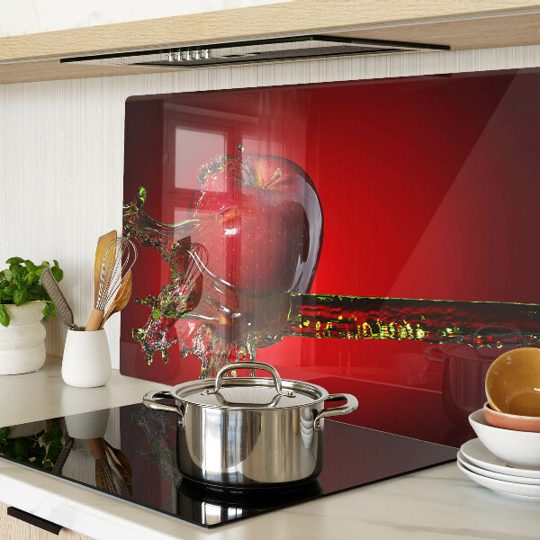 Glas schneidebrett Roter Apfel mit Wasser