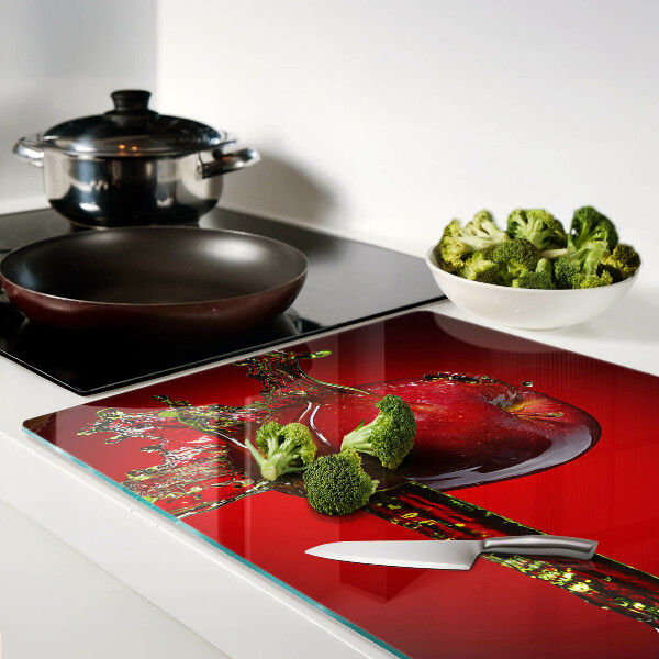 Glas schneidebrett Roter Apfel mit Wasser