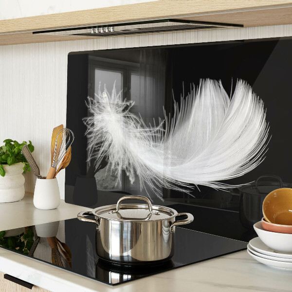 Schneidebrett Glas mit Motiv einer Feder auf schwarzem Hintergrund