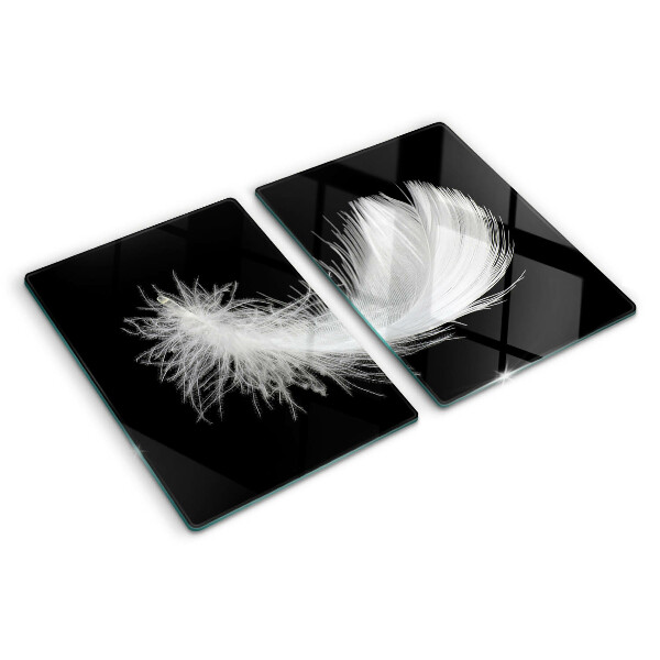 Schneidebrett glas Feder auf schwarzem Hintergrund