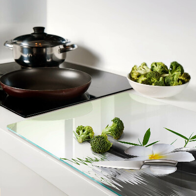 Schneidebrett Blumen und Steine ​​auf dem Wasser