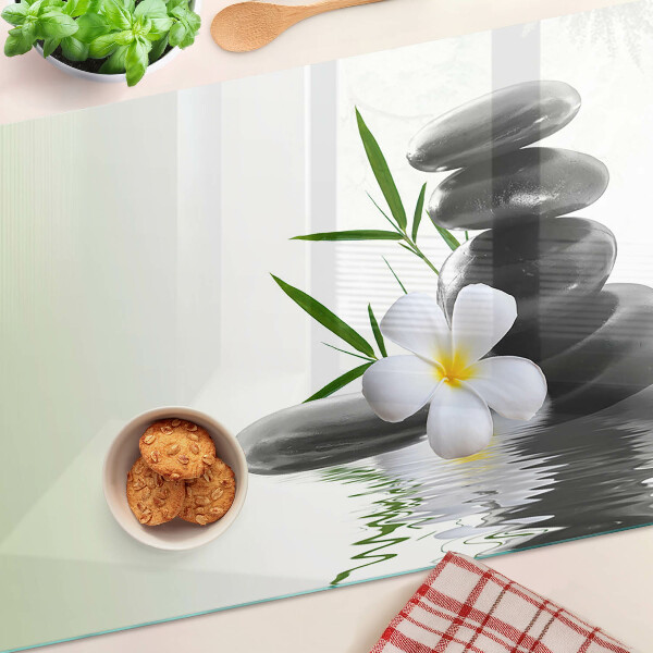 Schneidebrett Blumen und Steine ​​auf dem Wasser