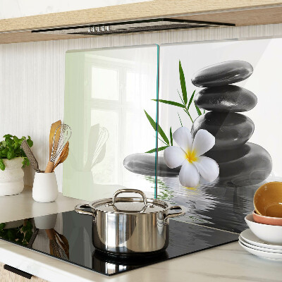 Schneidebrett Blumen und Steine ​​auf dem Wasser