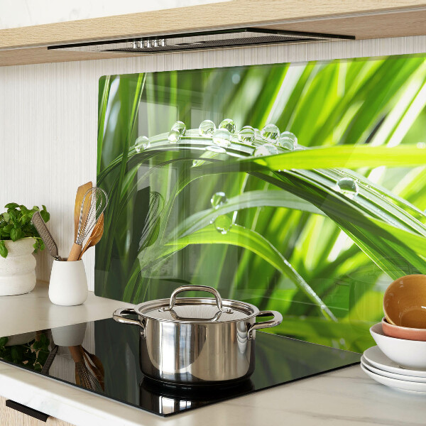 Schneidebrett Wassertropfen auf dem Gras