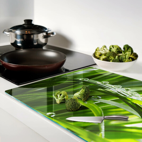 Schneidebrett Wassertropfen auf dem Gras