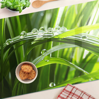 Schneidebrett mit Motiv Wassertropfen auf Gras