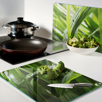 Schneidebrett Wassertropfen auf dem Gras