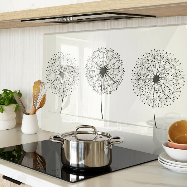 Schneidebrett mit Löwenzahn-Motiv auf weißem Hintergrund