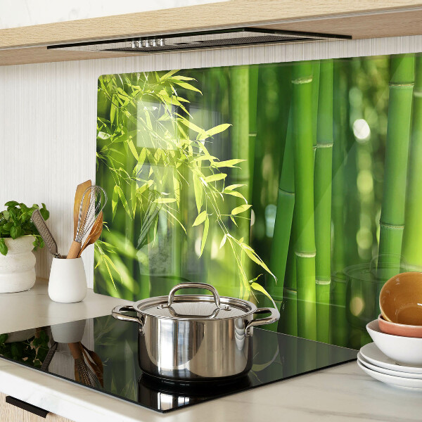 Schneidebrett glas Bambusblätter und grünes Laub