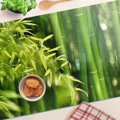 Schneidebrett glas Bambusblätter und grünes Laub