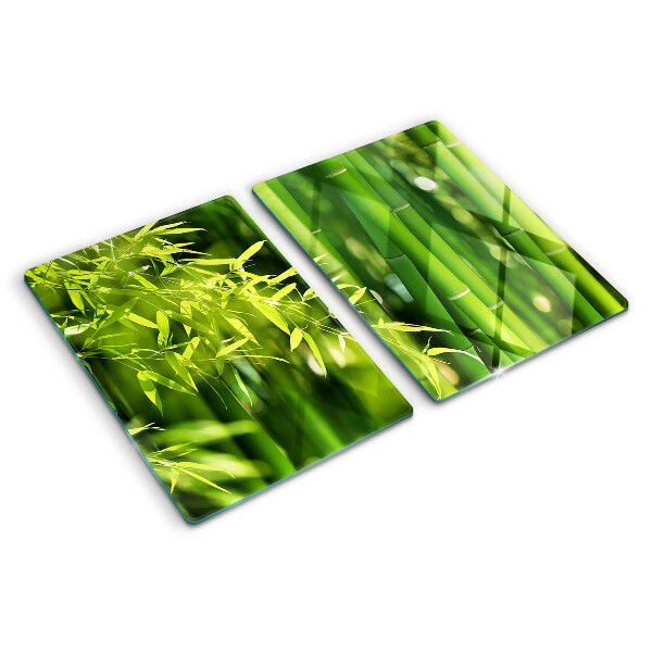 Schneidebrett glas Bambusblätter und grünes Laub