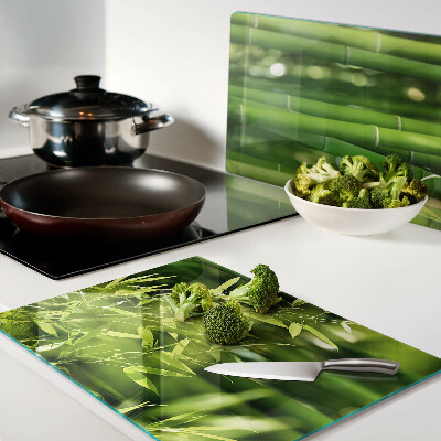 Schneidebrett Glas mit Motiv aus Bambusblättern und grünem Laub