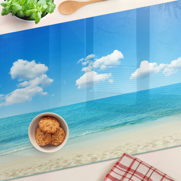 Schneidebrett mit Strandmotiv und blauem Himmel
