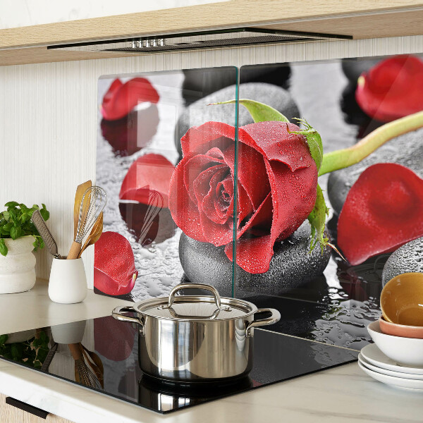 Glas-Schneidebrett mit Motiv einer Rose auf Steinen und Wassertropfen