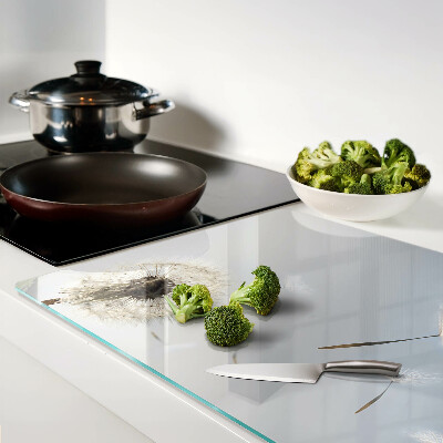 Schneidebrett mit Motiv eines Löwenzahns vor einem Fenster