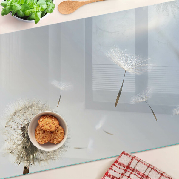 Schneidebrett Löwenzahn im Hintergrund des Fensters