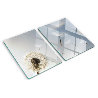 Schneidebrett mit Motiv eines Löwenzahns vor einem Fenster