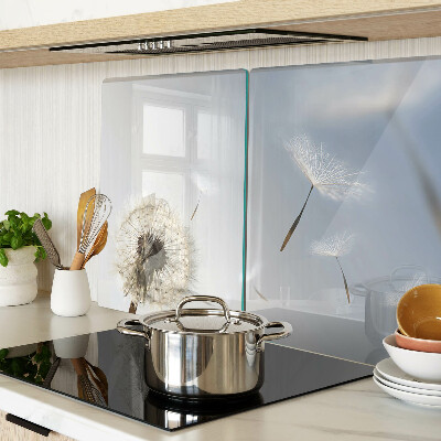 Schneidebrett mit Motiv eines Löwenzahns vor einem Fenster