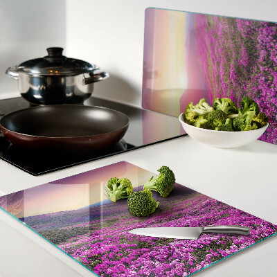 Schneidebrett mit Motiv einer Blumenlandschaft bei Sonnenuntergang