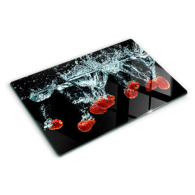 Schneidebrett Erdbeeren in Wasser