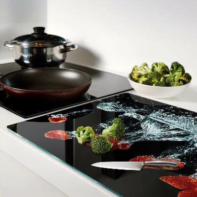 Schneidebrett Erdbeeren in Wasser