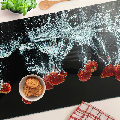 Schneidebrett Erdbeeren in Wasser