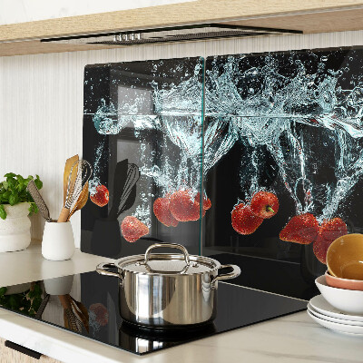 Schneidebrett Erdbeeren in Wasser