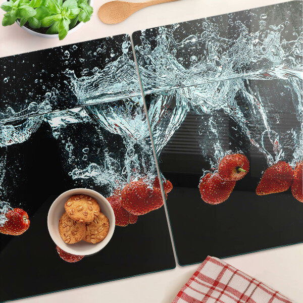 Schneidebrett mit Erdbeeren im Wasser als Motiv