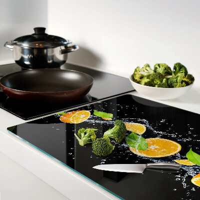 Schneidebrett Zitrusfrüchte in Wasser