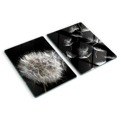 Schneidebrett glas Löwenzahn auf schwarzem Hintergrund