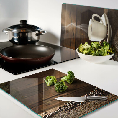 Schneidebrett Kaffee und eine Tasse