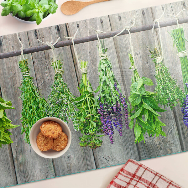 Schneidebrett Getrocknete Kräuter auf Holzgrund