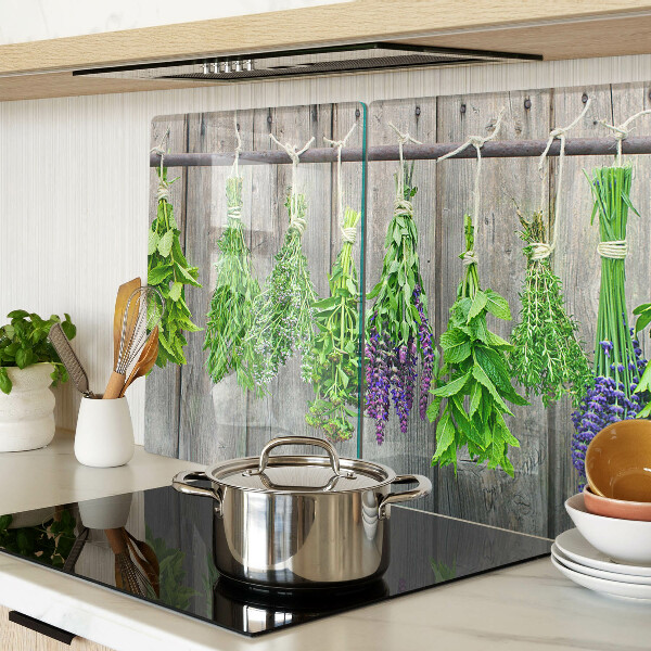 Schneidebrett Getrocknete Kräuter auf Holzgrund