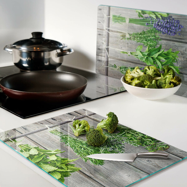 Schneidebrett mit Motiv getrockneter Kräuter auf Holzgrund