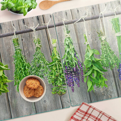 Schneidebrett mit Motiv getrockneter Kräuter auf Holzgrund