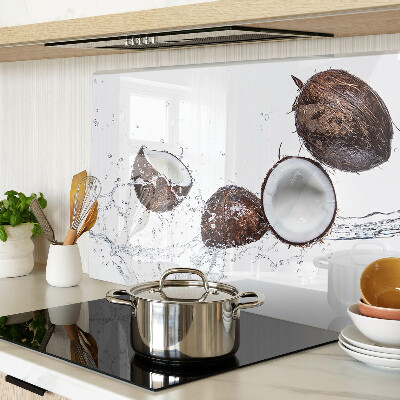 Schneidebrett Kokosnüsse im Wasser