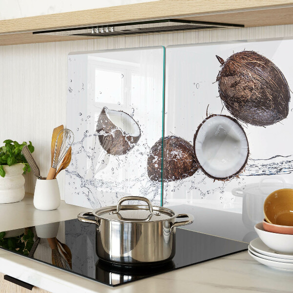 Schneidebrett Kokosnüsse im Wasser