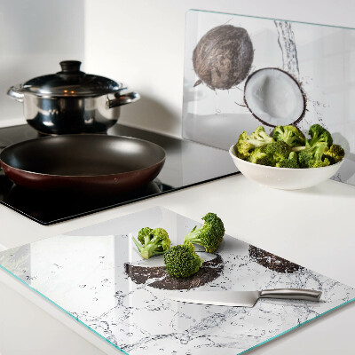 Schneidebrett Kokosnüsse im Wasser