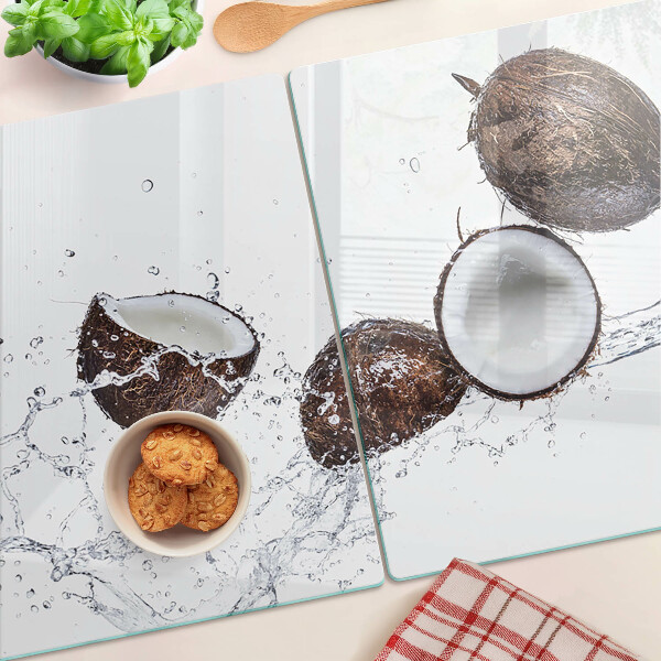 Schneidebrett Kokosnüsse im Wasser