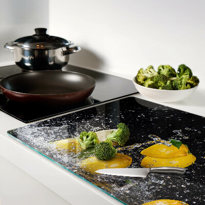 Glas schneidebrett Zitronen in Wasser