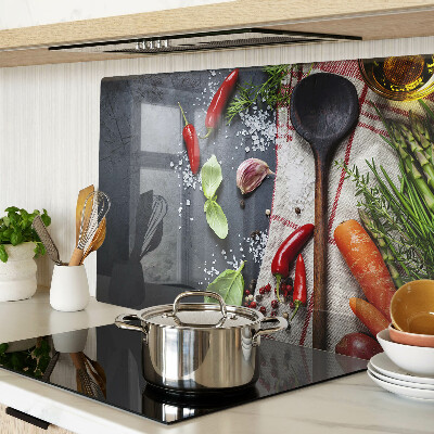 Glas schneidebrett Küchengewürze und Gemüse